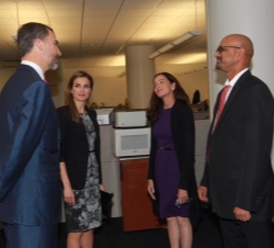 Don Felipe y Doña Letizia conversan con la presidenta y el director de Los Angeles Times, Kathy Thomson y Davan Maharaj, respectivamente